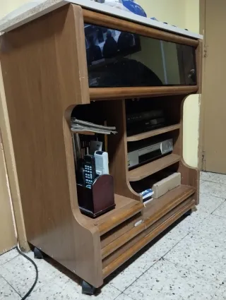 Mesa TV madera con ruedas