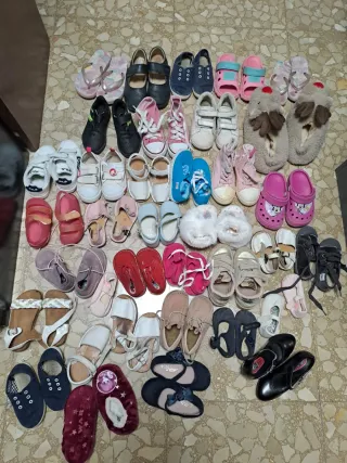 Zapatos de niña rosas y blancos