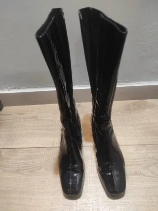 Botas altas negras y plateadas