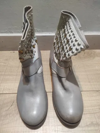 Botas altas negras y plateadas