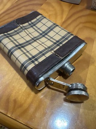 Petaca de cuero diseño cuadros