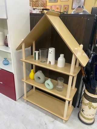 Estantería madera forma casa