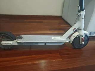 Patinete xiaomi eléctrico blanco, usado. Funcionan