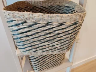 Estantería de madera con 3 cestos