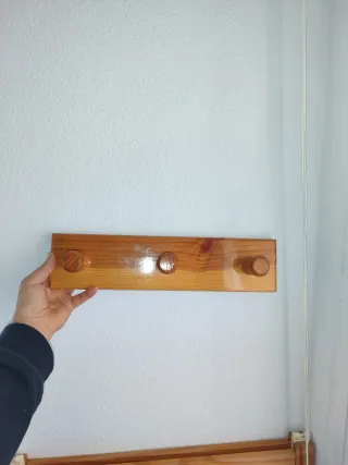 Perchero de madera de pino