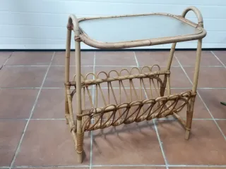 Mesita bambú vintage con revistero