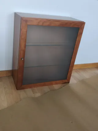 Mueble de cerezo con puerta de cristal