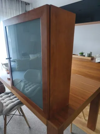 Mueble de cerezo con puerta de cristal