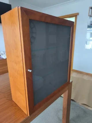 Mueble de cerezo con puerta de cristal