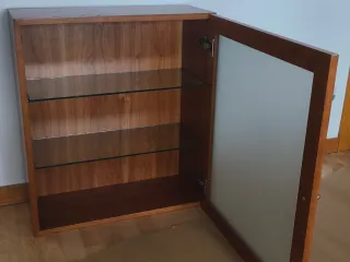 Mueble de cerezo con puerta de cristal