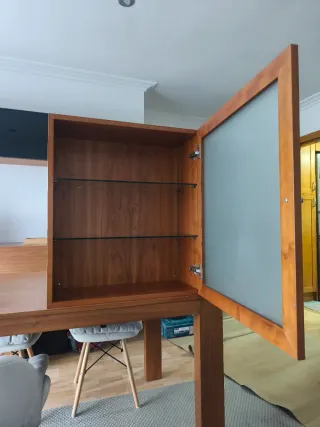 Mueble de cerezo con puerta de cristal