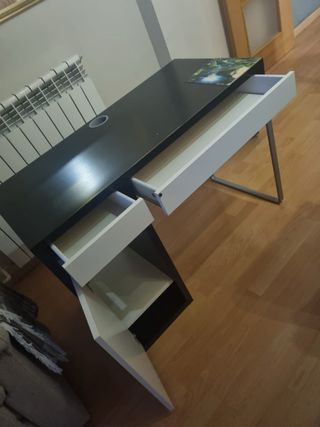 Mesa de estudio/ordenador negra y plateada