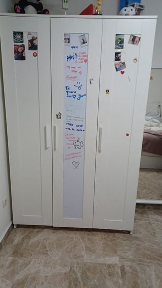 Armario blanco de madera