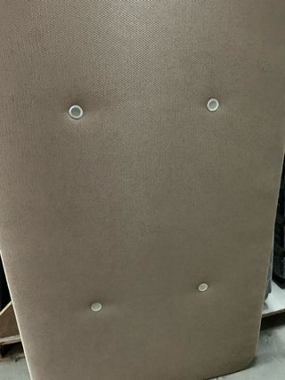 Base tapizada con patas color beige