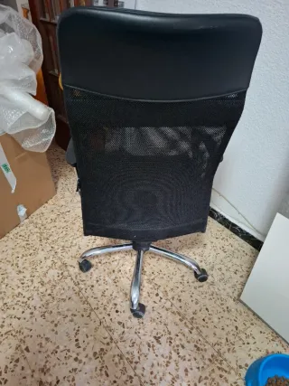 Silla de oficina ergonómica negra