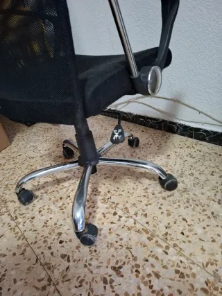 Silla de oficina ergonómica negra