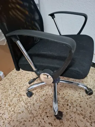 Silla de oficina ergonómica negra