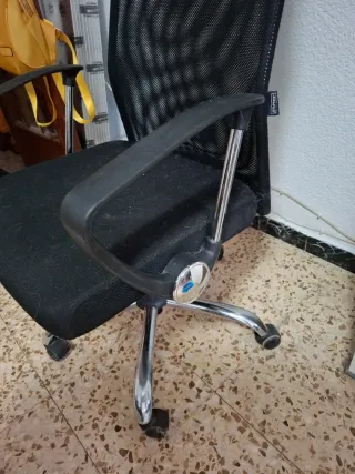 Silla de oficina ergonómica negra