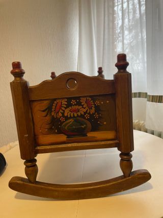 Cuna de madera para muñecas
