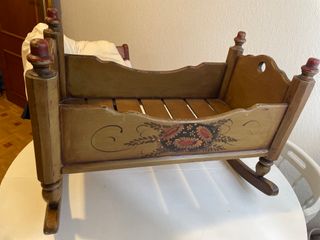 Cuna de madera para muñecas