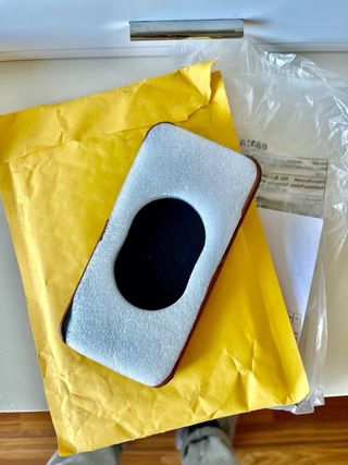 Funda iPhone 13 mini simil piel marrón.