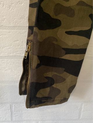 Pantalón pitillo camuflaje Talla S