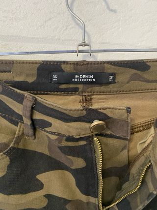 Pantalón pitillo camuflaje Talla S