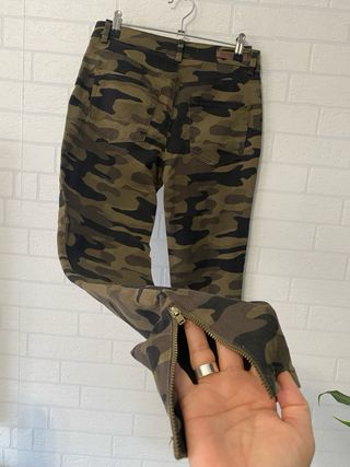 Pantalón pitillo camuflaje Talla S