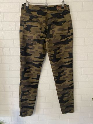 Pantalón pitillo camuflaje Talla S