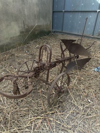 Arado antiguo de metal