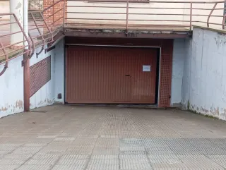 Garaje para coche grande.