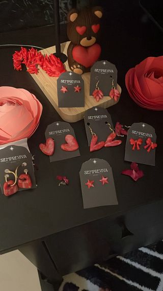 Pendientes florales rojos y rosas