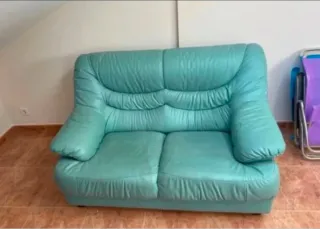 Sofá de piel turquesa de 2 plazas