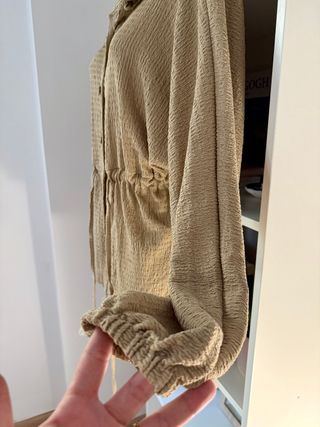 Preciosa blusa beige con cintura ajustable