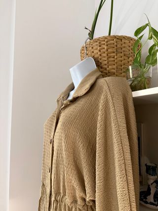 Preciosa blusa beige con cintura ajustable