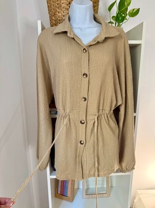 Preciosa blusa beige con cintura ajustable