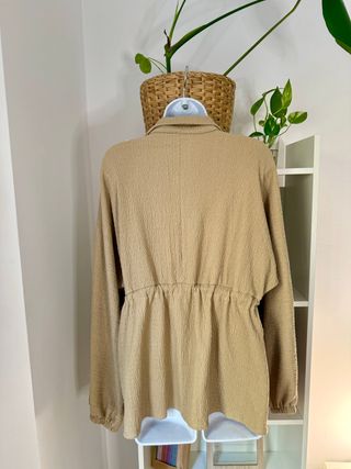 Preciosa blusa beige con cintura ajustable