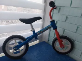 Bicicleta de equilibrio infantil azul