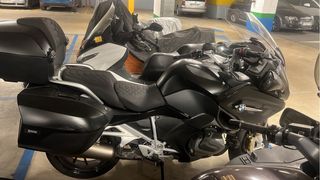 Moto Touring Negra y Gris