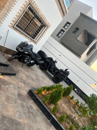 Moto Touring Negra y Gris