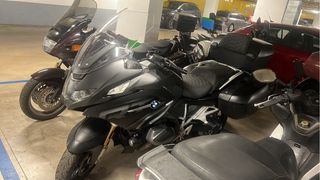 Moto Touring Negra y Gris