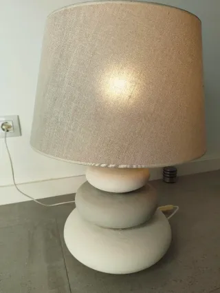 Lámpara de mesa piedra y tela