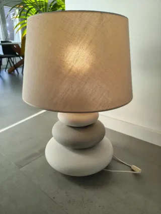 Lámpara de mesa piedra y tela