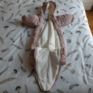 Mono de bebé con estampado floral sin estrenar