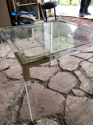 Mesas Acrílico y Cristal con Detalles Dorados