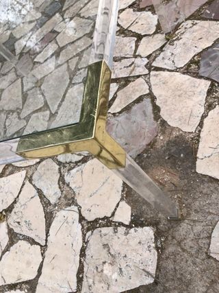 Mesas Acrílico y Cristal con Detalles Dorados