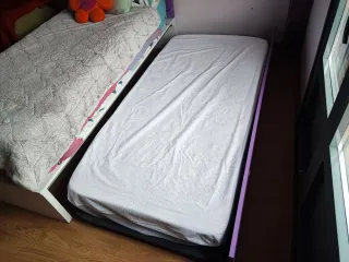 Cama juvenil con 2 colchones.