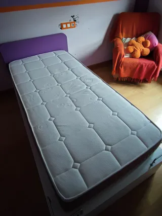 Cama juvenil con 2 colchones.