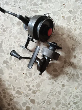 2 carretes de pesca negros