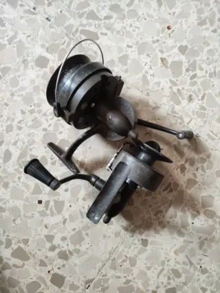 2 carretes de pesca negros